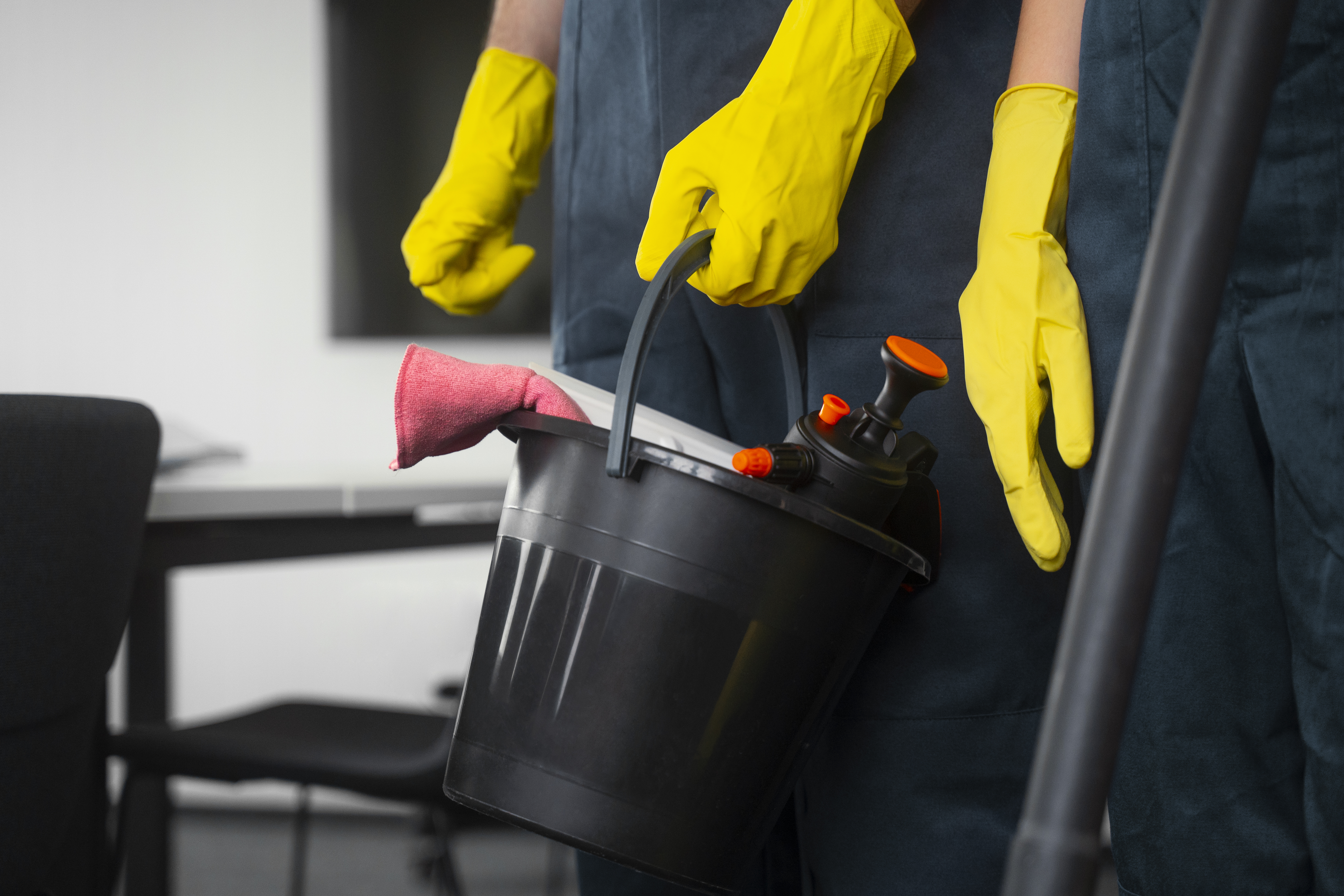 Cleaning Service Perkantoran & Komersial